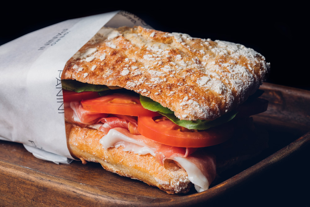 PANINI DI PROSCIUTTO CRUDO, BRIE, RUCOLA E POMODORI